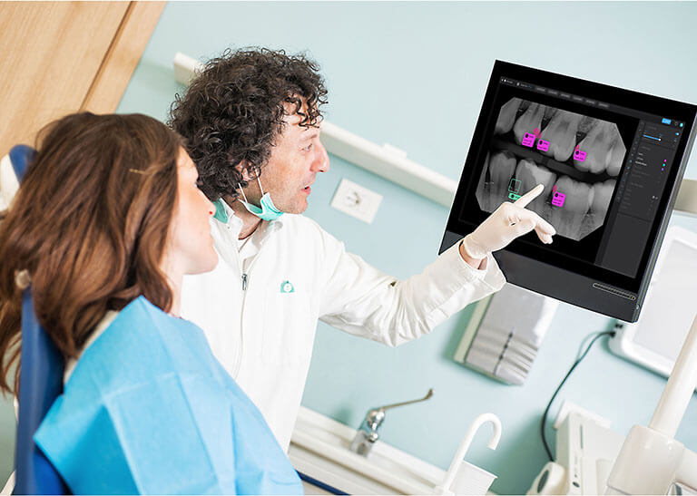 Pearl Second Opinion dentist pointing to screen with patient